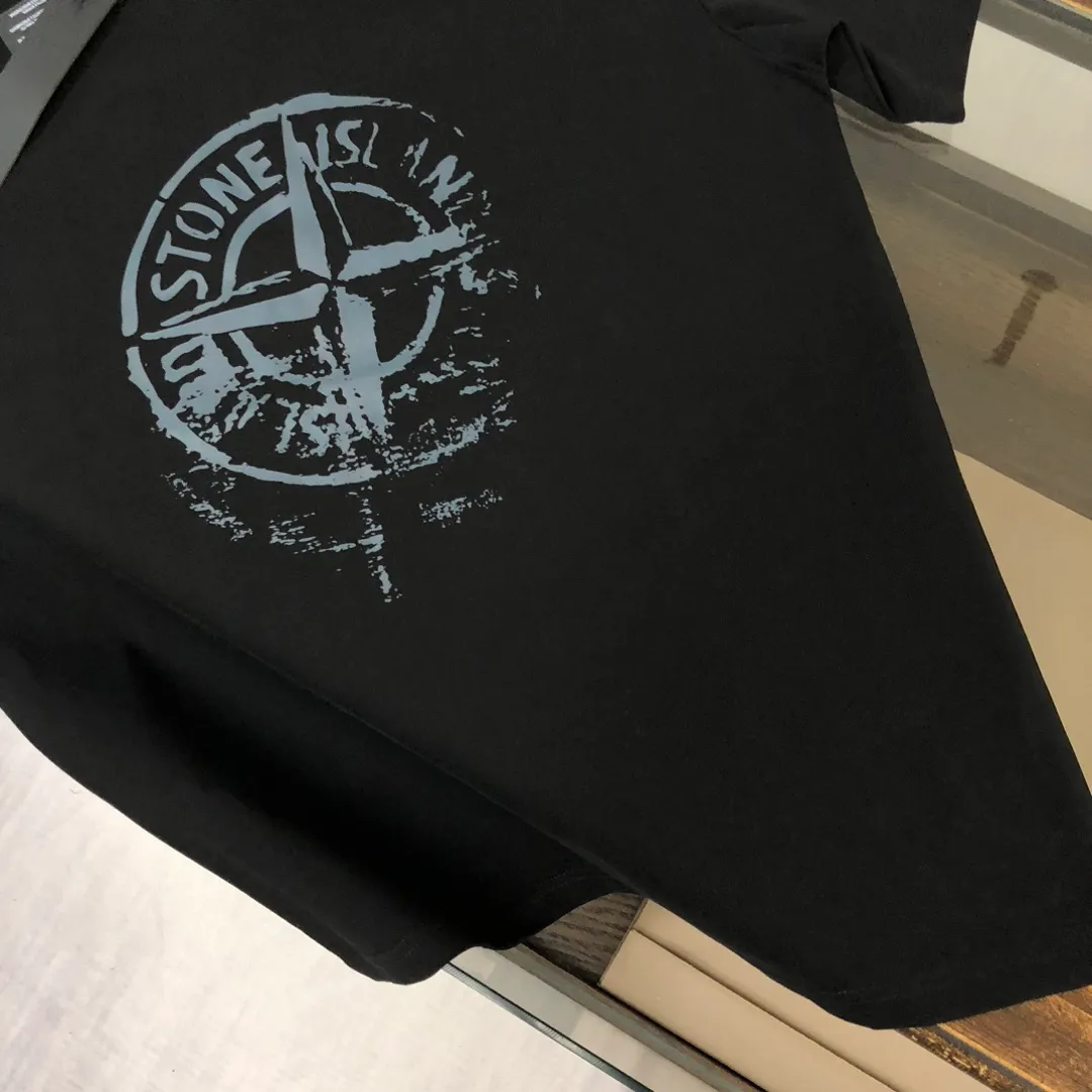 P180 Stone Island Stone Island 2025 latest T-shirt, couple style ~ Original order, stylish and casual short T-shirt, specially made of customized cotton fabric ~ Cotton T-shirt ~ Pre-washed to prevent deformation and shrinkage problem, more comfortable and breathable on the body ~ All available from stock ~ Unique design style, trendy must-have item, complete with three standards 👍 Color: black/white Size: S M L XL (larger version, please indicate your height and weight when placing an order)